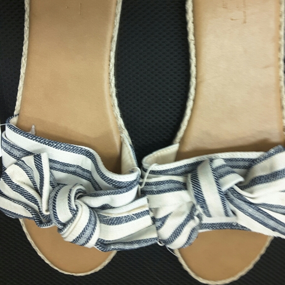 COPY - ANNE TAYLOR LOFT  Blue & White Fabric Flats 10 BN - Picture 2 of 5
